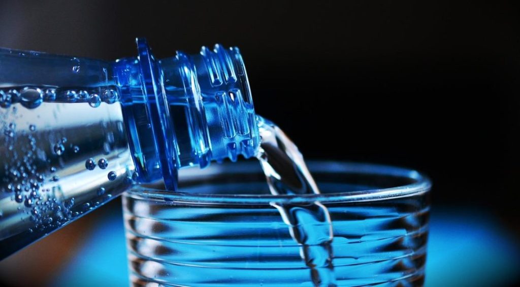 Grote waterfles in roestvrij staal met fruit infuser, ideaal voor duurzaam en gezond dagelijks gebruik