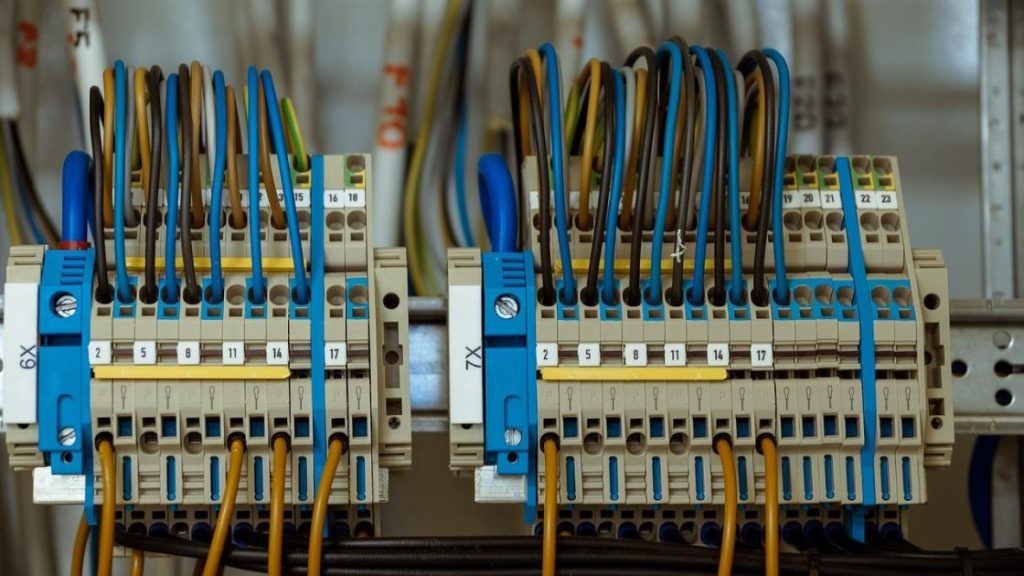 Installatietechniek werk: monteur installeert elektrische systemen en apparatuur in gebouwen