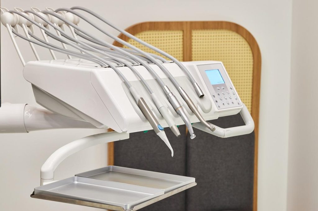 Tandarts Nijmegen behandelingskamer met moderne digitale röntgenapparatuur en geavanceerde tandheelkundige technologie