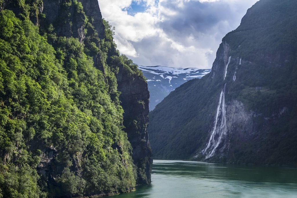 Camperreis Noorwegen: uitzicht op fjord en bergen met camper geparkeerd aan water