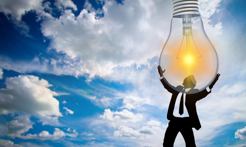 Zonnepanelen en omvormer ter illustratie van optimalisering van zonne-energiesysteem