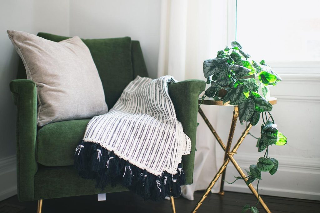 Gezellige woonkamer met essentiële elementen: comfort, licht en natuurlijke materialen voor een sfeervol thuis