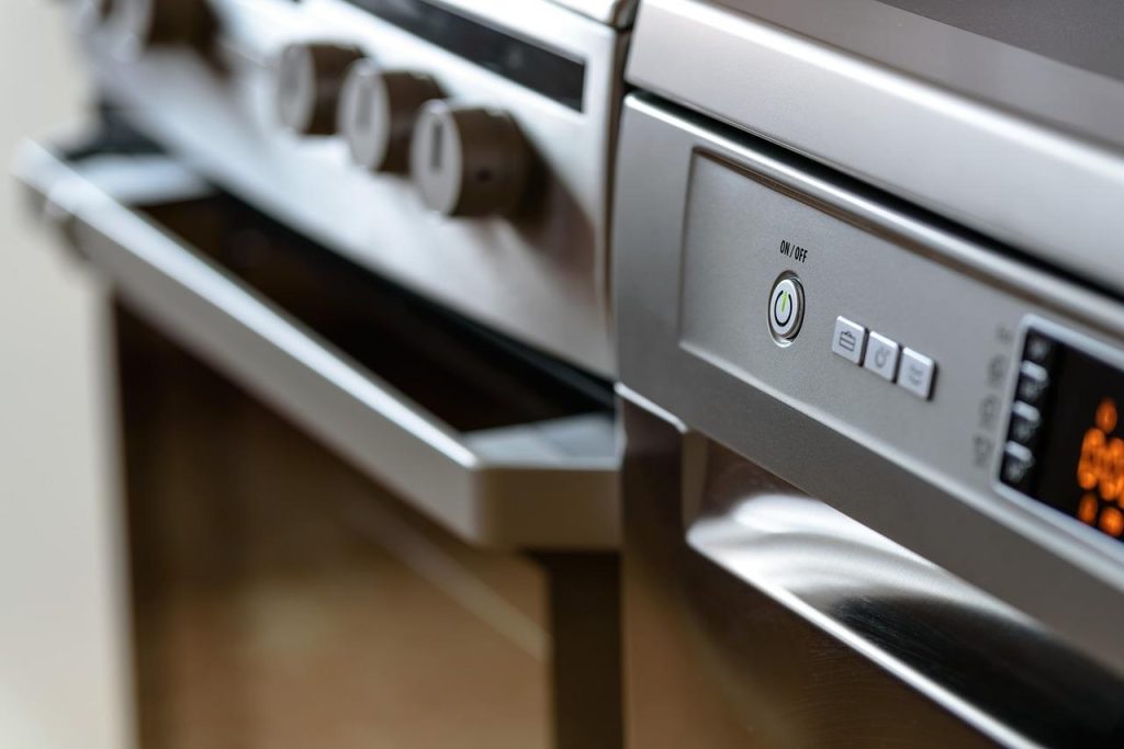 Moderne keuken met geïntegreerde inbouw vaatwasser achter keukenpaneel voor strak design