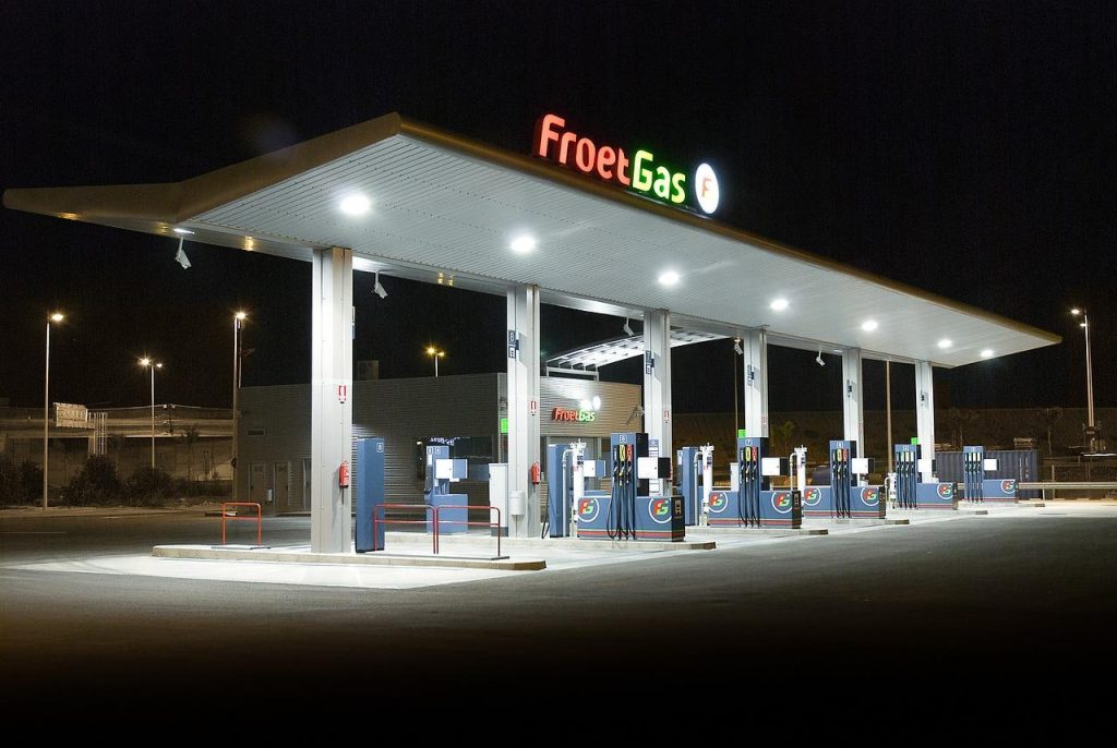 Benzinestation in Westland met zonne-energiepanelen en innovatieve duurzame tankfaciliteiten voor milieuvriendelijk tanken