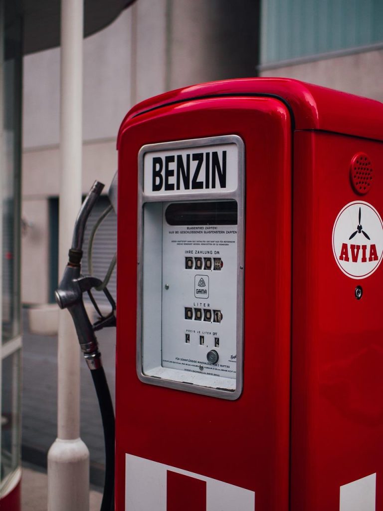 Benzinestation in Heerlen met zonne-energie panelen, laadpalen voor elektrische voertuigen en duurzame inrichtingen