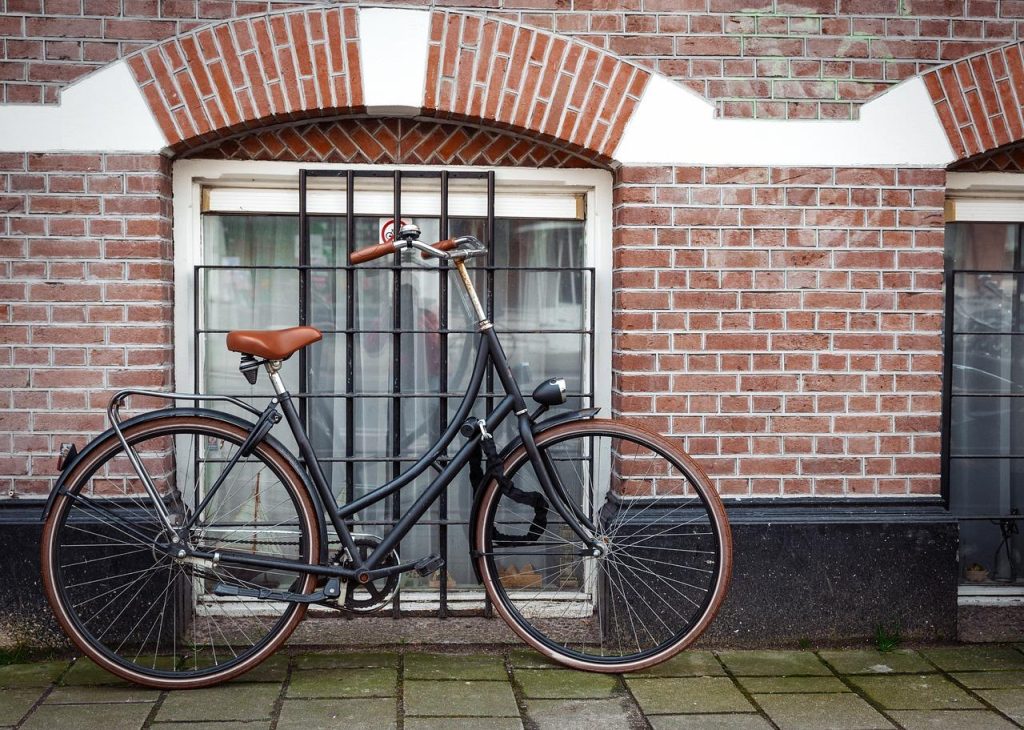 De beste fietsenmaker in Ede werkt aan fietsreparatie en onderhoud van racefietsen en mountainbikes