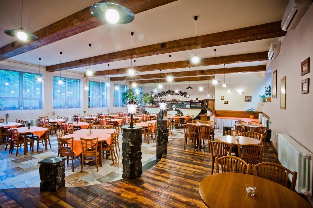 Restaurant Breda interieur met elegant decor, verfijnde borden en warme sfeer voor een culinaire reis