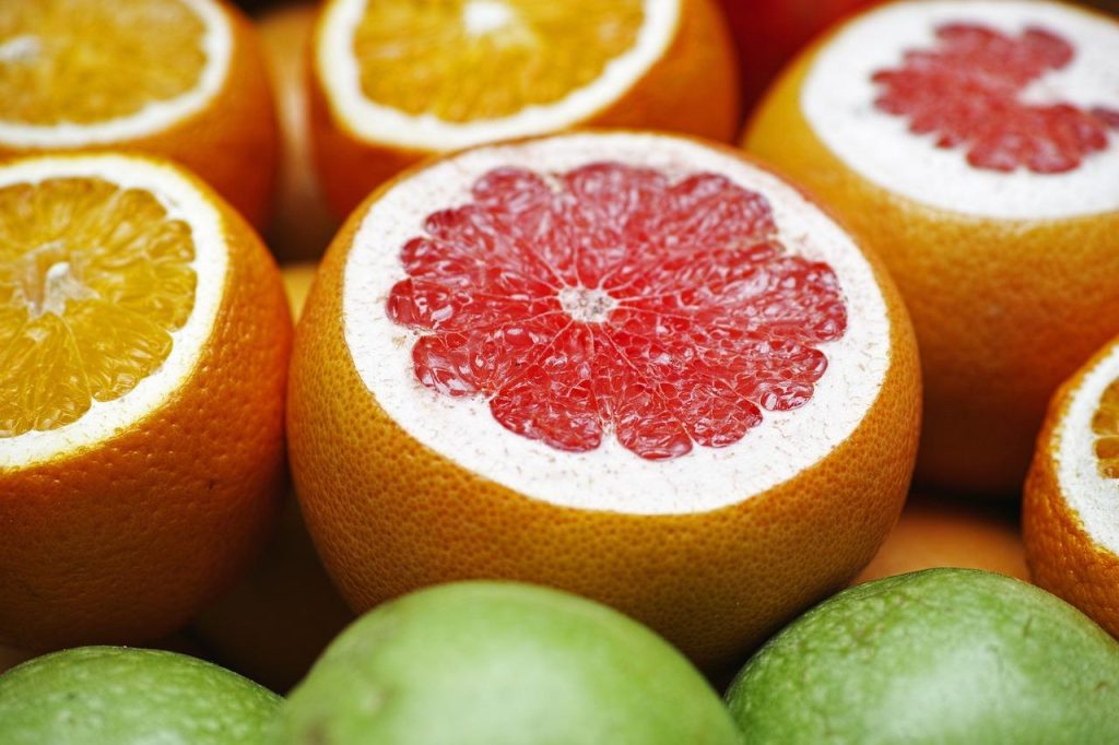 Illustratie wat doen vitamines met verschillende voedingsbronnen zoals wortelen, citrusvruchten en groene bladgroenten