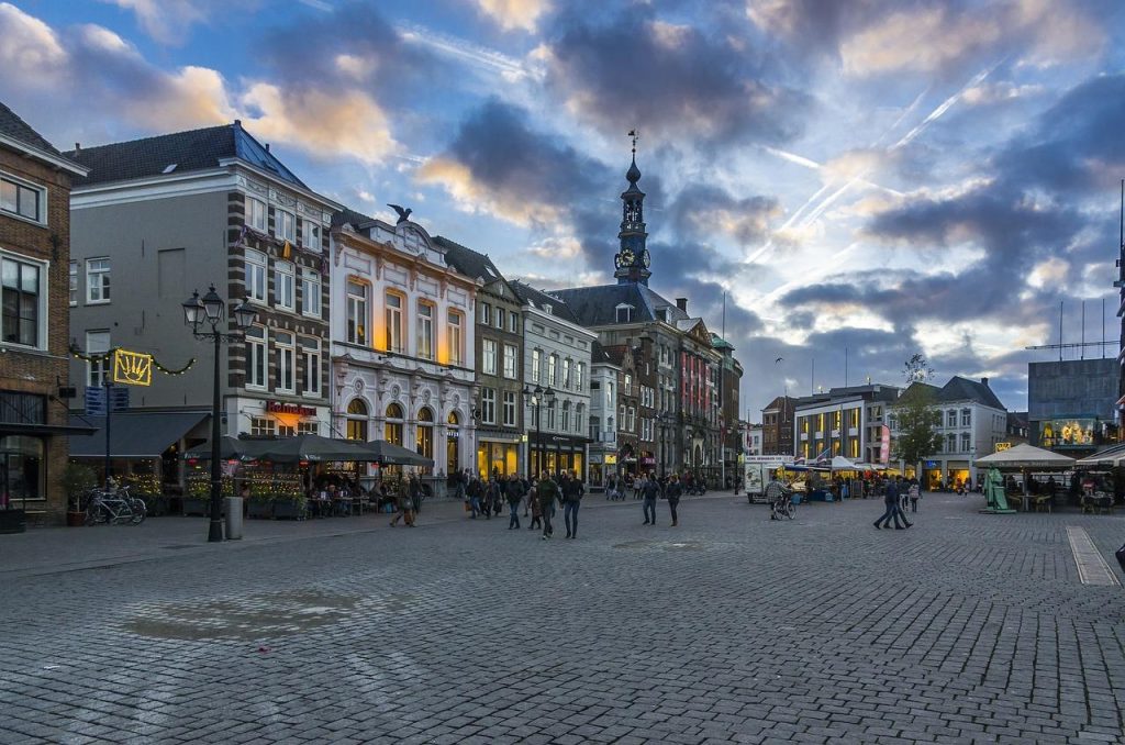 Avondwinkel in Hoorn met verlichte etalage en assortiment producten voor nachtelijk winkelen