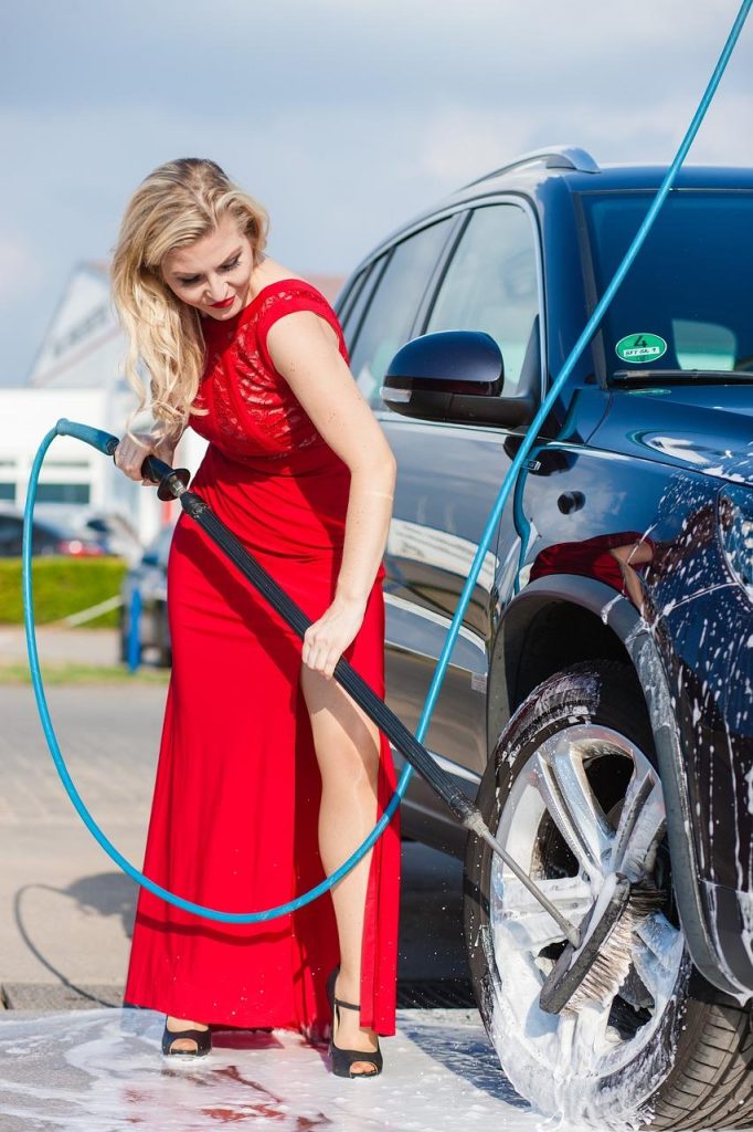 Professionele carwash in Barendrecht waarbij een auto grondig wordt gereinigd met geavanceerde apparatuur