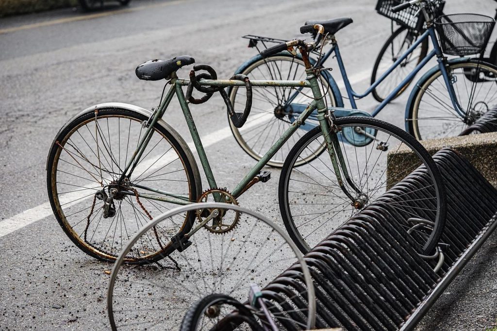 Moderne fietsenstalling in Soest met beveiligingscamera's en veilige parkeerplaatsen voor fietsen