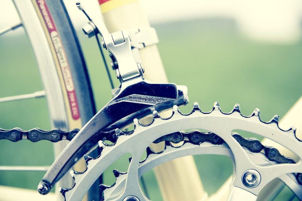 Lokale fietsenmaker in Weert voert fietsreparatie uit met professionele gereedschappen en expertise