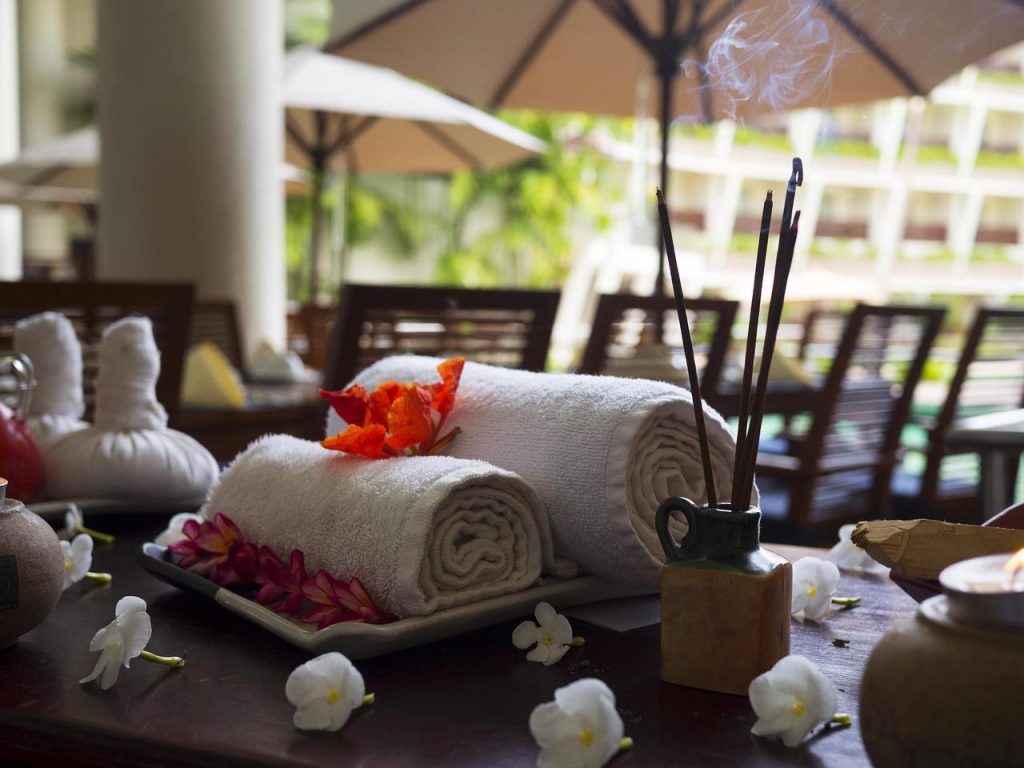 Massagetherapeut voert ontspannende massage uit in luxe spa voor totale wellness en ontspanning in Breda