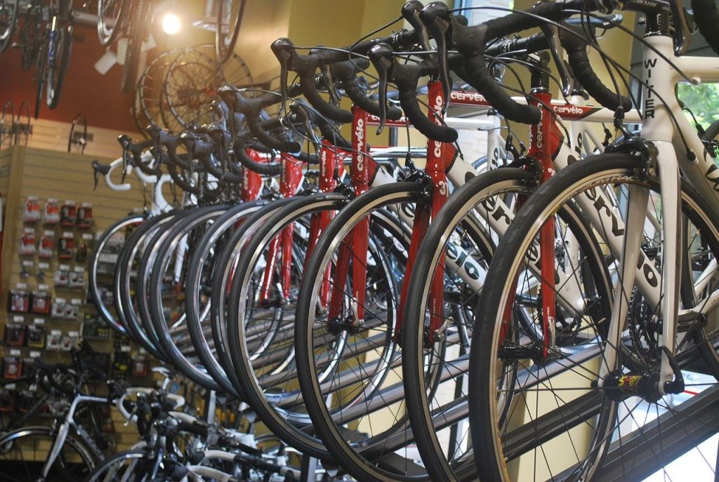 Fiets kopen in Tiel: illustratie van fietsen bij een winkel in de stad Tiel